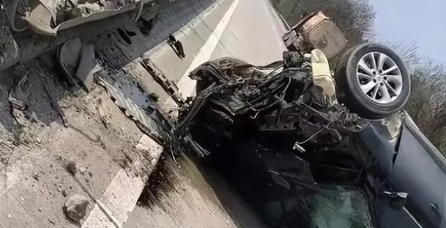 智驾失控悲剧！前车爆胎未撤离，后车追尾酿2死惊魂瞬间